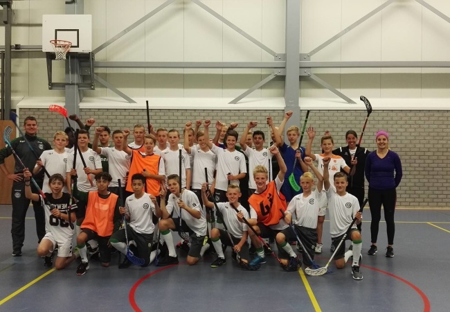 FC Groningen C1 traint met het floorball talententeam