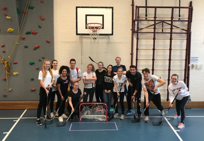 Sportieve en gezonde scholen spelen floorball!